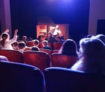 Żabki w teatrze